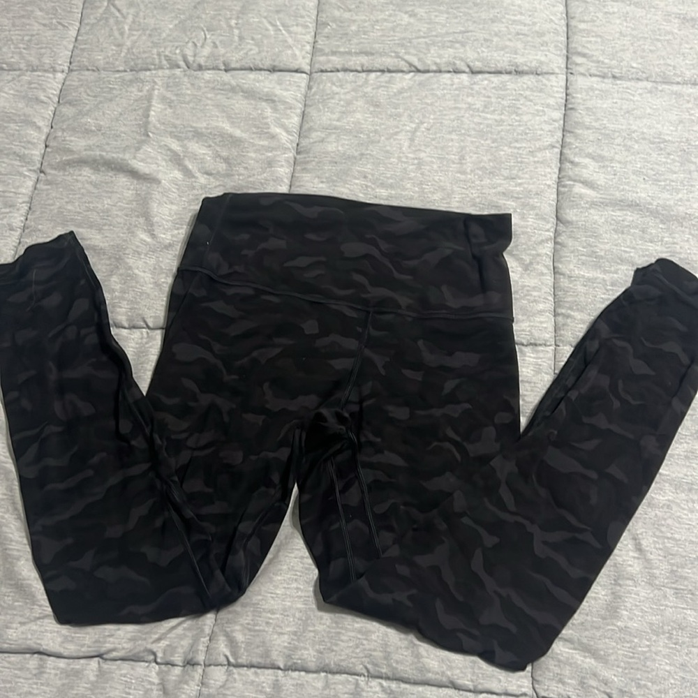 Lululemon Align high rise pant 25” size 6 sequoia camo print deep coal black